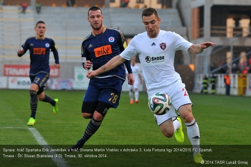 Sprava: hráč Spartaka Erik Jendrišek a hráč Slovana Martin Vrablec v dohrávke 3. kola Fortuna ligy 2014/2015 FC Spartak Trnava - ŠK Slovan Bratislava (4:0). Trnava, 30. októbra 2014.