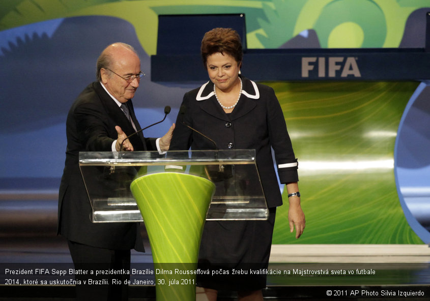 Prezident FIFA Sepp Blatter a prezidentka Brazílie Dilma Rousseffová počas žrebu kvalifikácie na Majstrovstvá sveta vo futbale 2014, ktoré sa uskutočnia v Brazílii. Rio de Janeiro, 30. júla 2011.