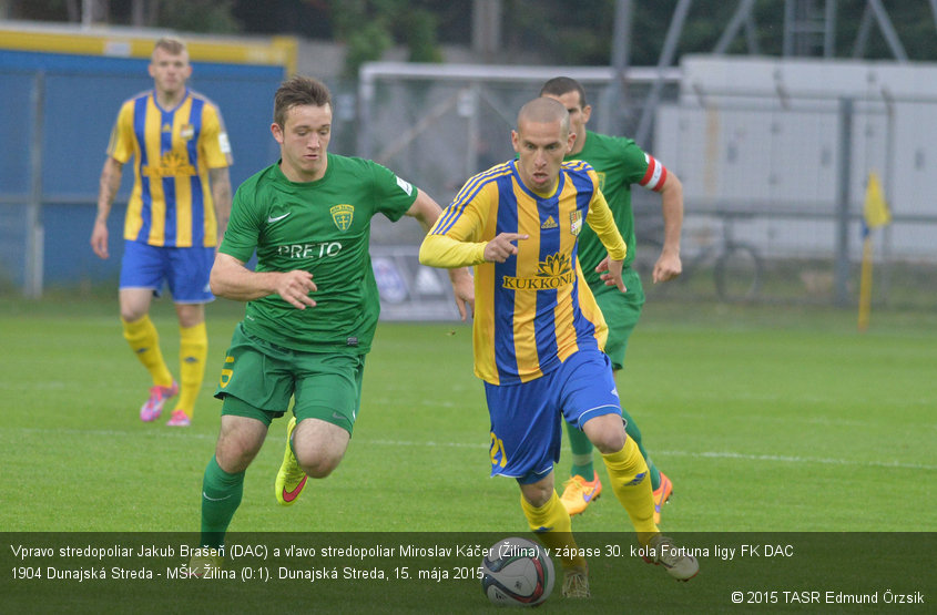 Vpravo stredopoliar Jakub Brašeň (DAC) a vľavo stredopoliar Miroslav Káčer (Žilina) v zápase 30. kola Fortuna ligy FK DAC 1904 Dunajská Streda - MŠK Žilina (0:1). Dunajská Streda, 15. mája 2015.