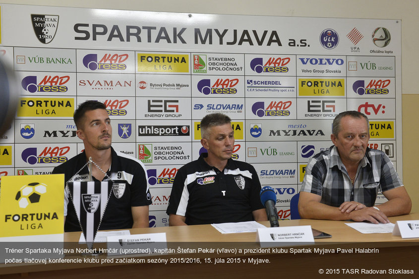 Tréner Spartaka Myjava Norbert Hrnčár (uprostred), kapitán Štefan Pekár (vľavo) a prezident klubu Spartak Myjava Pavel Halabrín počas tlačovej konferencie klubu pred začiatkom sezóny 2015/2016, 15. júla 2015 v Myjave.