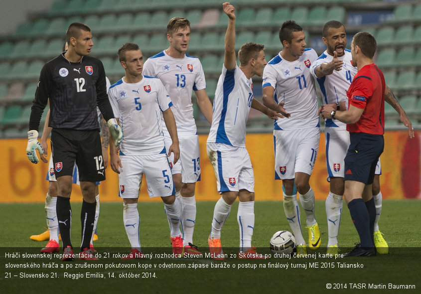 Hráči slovenskej reprezentácie do 21 rokov a hlavný rozhodca Steven McLean zo Škótska po druhej červenej karte pre slovenského hráča a po zrušenom pokutovom kope v odvetnom zápase baráže o postup na finálový turnaj ME 2015 Taliansko 21 – Slovensko 21.  Reggio Emilia, 14. október 2014.