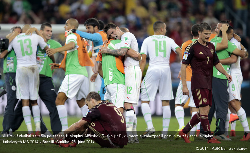 Alžírski futbalisti sa tešia po zápase H skupiny Alžírsko - Rusko (1:1), v ktorom si zabezpečili postup zo základnej skupiny futbalových MS 2014 v Brazílii. Curitiba, 26. júna 2014.