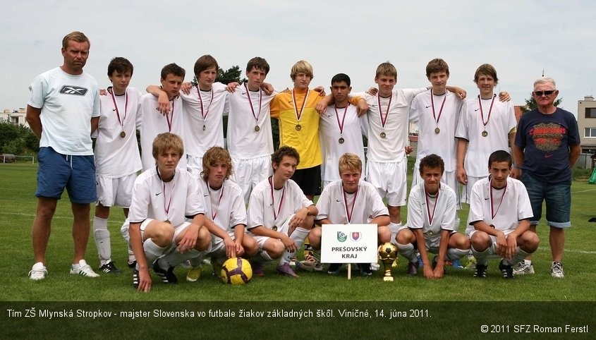 Tím ZŠ Mlynská Stropkov - majster Slovenska vo futbale žiakov základných škôl. Viničné, 14. júna 2011.