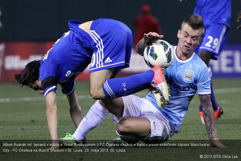 Albert Rusnák ml. (vpravo) v súboji s Yossi Benayounom z FC Chelsea v súboji o loptu v prvom exibičnom zápase Manchester City - FC Chelsea na Busch Stadium v St. Louis. 23. mája 2013, St. Louis.