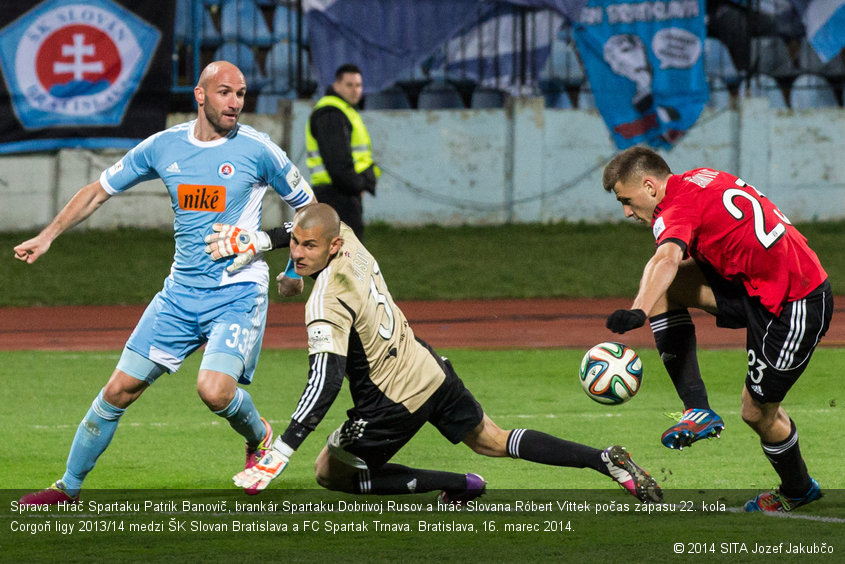 Sprava: Hráč Spartaku Patrik Banovič, brankár Spartaku Dobrivoj Rusov a hráč Slovana Róbert Vittek počas zápasu 22. kola Corgoň ligy 2013/14 medzi ŠK Slovan Bratislava a FC Spartak Trnava. Bratislava, 16. marec 2014.