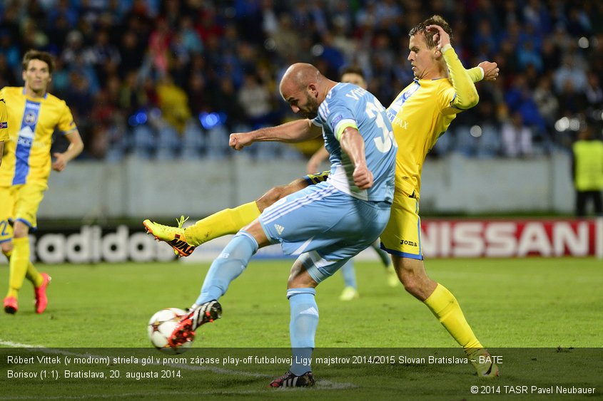 Róbert Vittek (v modrom) strieľa gól v prvom zápase play-off futbalovej Ligy majstrov 2014/2015 Slovan Bratislava – BATE Borisov (1:1). Bratislava, 20. augusta 2014.