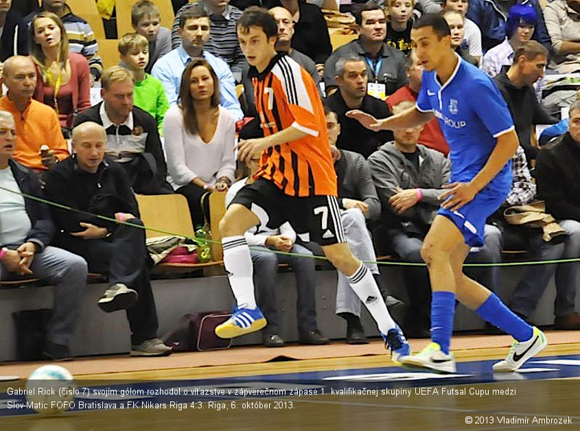 Gabriel Rick (číslo 7) svojím gólom rozhodol o víťazstve v zápverečnom zápase 1. kvalifikačnej skupiny UEFA Futsal Cupu medzi Slov-Matic FOFO Bratislava a FK Nikars Riga 4:3. Riga, 6. október 2013.