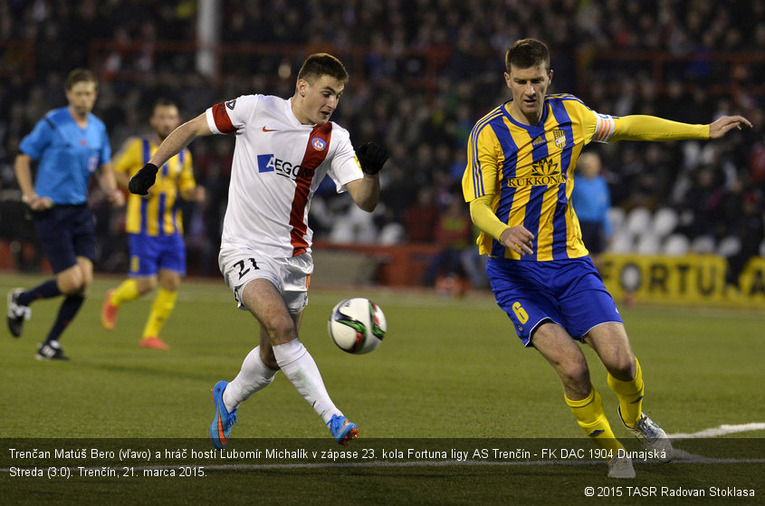 Trenčan Matúš Bero (vľavo) a hráč hostí Ľubomír Michalík v zápase 23. kola Fortuna ligy AS Trenčín - FK DAC 1904 Dunajská Streda (3:0). Trenčín, 21. marca 2015.