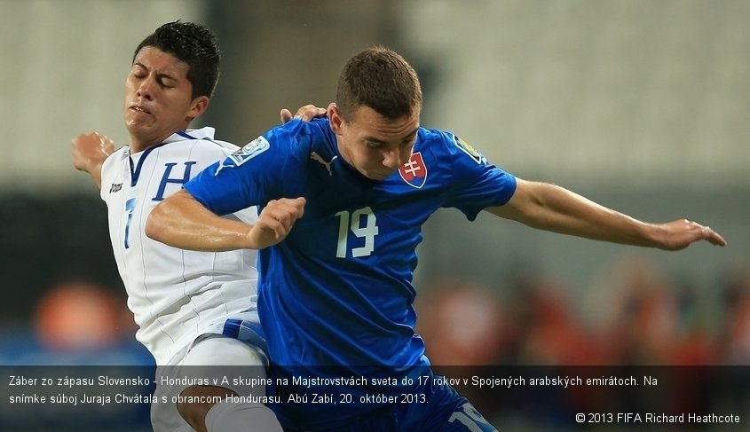 Záber zo zápasu Slovensko - Honduras v A skupine na Majstrovstvách sveta do 17 rokov v Spojených arabských emirátoch. Na snímke súboj Juraja Chvátala s obrancom Hondurasu. Abú Zabí, 20. október 2013.