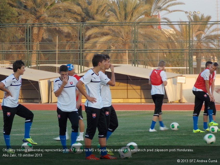 Oficiálny tréning slovenskej reprezentácie do 17 rokov na MS v Spojených arabských emirátoch pred zápasom proti Hondurasu. Abú Zabí, 19.október 2013.