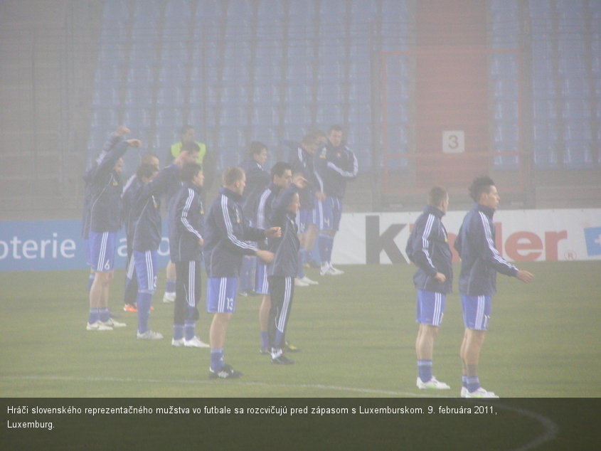 Hráči slovenského reprezentačného mužstva vo futbale sa rozcvičujú pred zápasom s Luxemburskom. 9. februára 2011, Luxemburg.