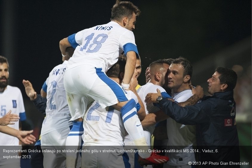 Reprezentanti Grécka oslavujú po strelení jediného gólu v stretnutí Lichtenštajnsko - Grécko v kvalifikácii MS 2014.. Vaduz, 6. september 2013.