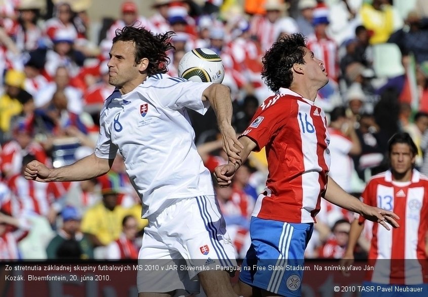 Zo stretnutia základnej skupiny futbalových MS 2010 v JAR Slovensko - Paraguaj na Free State Stadium. Na snímke vľavo Ján Kozák. Bloemfontein, 20. júna 2010.