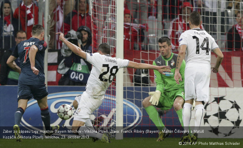 Záber zo zápasu Ligy majstrov Bayern Mníchov - Viktoria Plzeň. Zľava: Franck Ribéry (Bayern), Marián Čišovský a Matúš Kozáčik (Viktoria Plzeň). Mníchov, 23. október 2013.