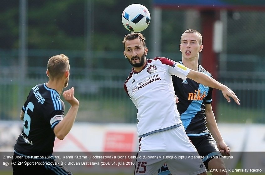 Zľava Joeri De Kamps (Slovan), Kamil Kuzma (Podbrezová) a Boris Sekulič (Slovan) v súboji o loptu v zápase 3. kola Fortuna ligy FO ŽP Šport Podbrezová - ŠK Slovan Bratislava (2:0). 31. júla 2016.