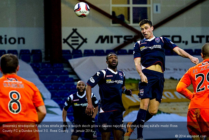 Slovenský stredopoliar Filip Kiss strieľa jeden o svojich dvoch gólov v zápase najvyššej škótskej ligovej súťaže medzi Ross County FC a Dundee United 3:0. Ross County, 18. január 2014