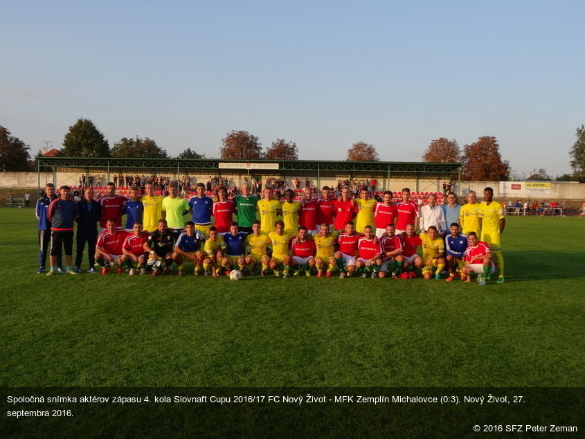 Spoločná snímka aktérov zápasu 4. kola Slovnaft Cupu 2016/17 FC Nový Život - MFK Zemplín Michalovce (0:3). Nový Život, 27. septembra 2016.