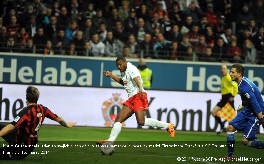 Karim Guédé strieľa jeden zo svojich dvoch gólov v zápase nemeckej bundesligy medzi Eintrachtom Frankfurt a SC Freiburg 1:4. Frankfurt, 15. marec 2014