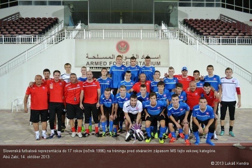 Slovenská futbalová reprezentácia do 17 rokov (ročník 1996) na tréningu pred otváracím zápasom MS tejto vekovej kategórie. Abú Zabí, 14. október 2013.