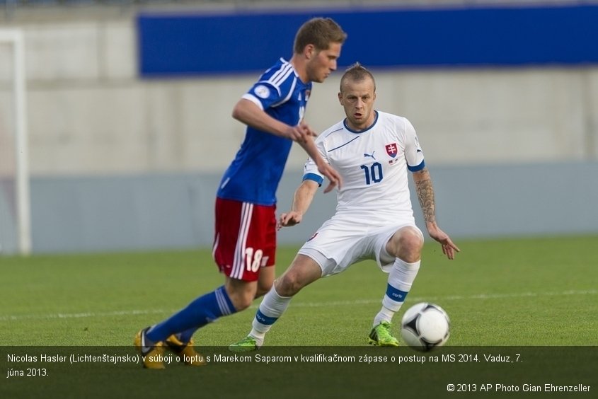 Nicolas Hasler (Lichtenštajnsko) v súboji o loptu s Marekom Saparom v kvalifikačnom zápase o postup na MS 2014. Vaduz, 7. júna 2013.
