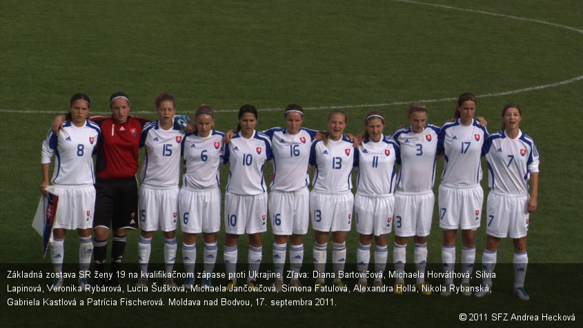 Základná zostava SR ženy 19 na kvalifikačnom zápase proti Ukrajine. Zľava: Diana Bartovičová, Michaela Horváthová, Silvia Lapinová, Veronika Rybárová, Lucia Šušková, Michaela Jančovičová, Simona Fatulová, Alexandra Hollá, Nikola Rybanská, Gabriela Kastlová a Patrícia Fischerová. Moldava nad Bodvou, 17. septembra 2011.