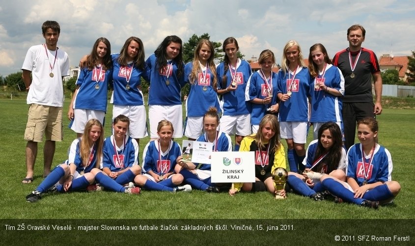 Tím ZŠ Oravské Veselé - majster Slovenska vo futbale žiačok základných škôl. Viničné, 15. júna 2011.