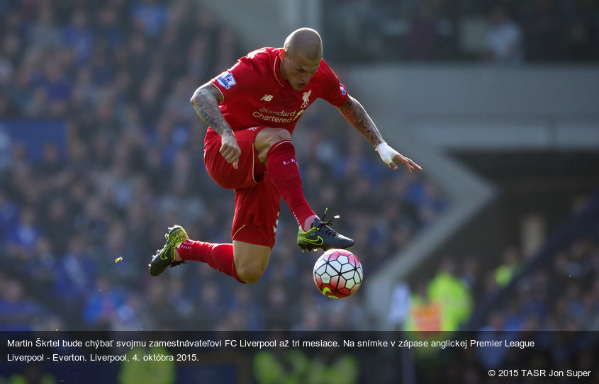 Martin Škrtel bude chýbať svojmu zamestnávateľovi FC Liverpool až tri mesiace. Na snímke v zápase anglickej Premier League Liverpool - Everton. Liverpool, 4. októbra 2015.