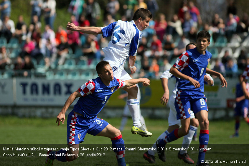 Matúš Marcin v súboji v zápase turnaja Tipos Slovakia Cup 2012 medzi tímami Chorvátsko "18" a Slovensko "18", v ktorom Chorváti zvíťazili 2:1. Bánovce nad Bebravou, 26. apríla 2012.