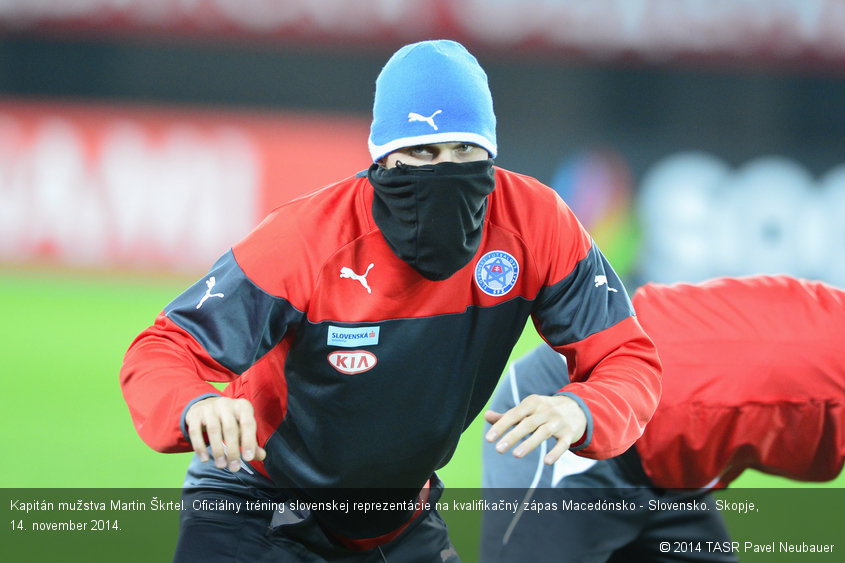 Kapitán mužstva Martin Škrtel. Oficiálny tréning slovenskej reprezentácie na kvalifikačný zápas Macedónsko - Slovensko. Skopje, 14. november 2014.