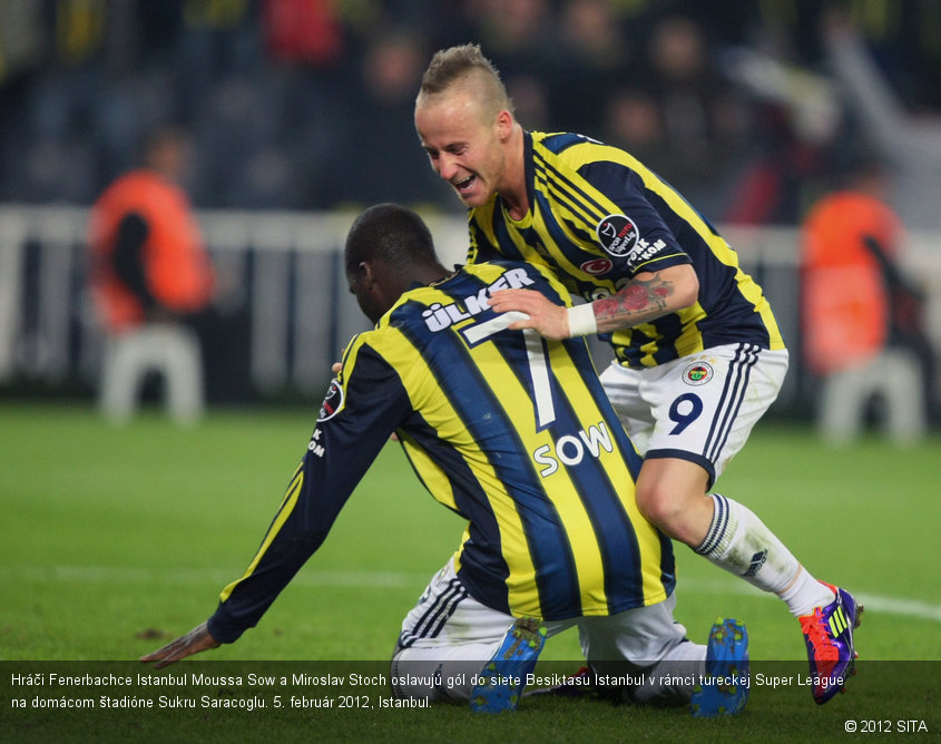 Hráči Fenerbachce Istanbul Moussa Sow a Miroslav Stoch oslavujú gól do siete Besiktasu Istanbul v rámci tureckej Super League na domácom štadióne Sukru Saracoglu. 5. február 2012, Istanbul.