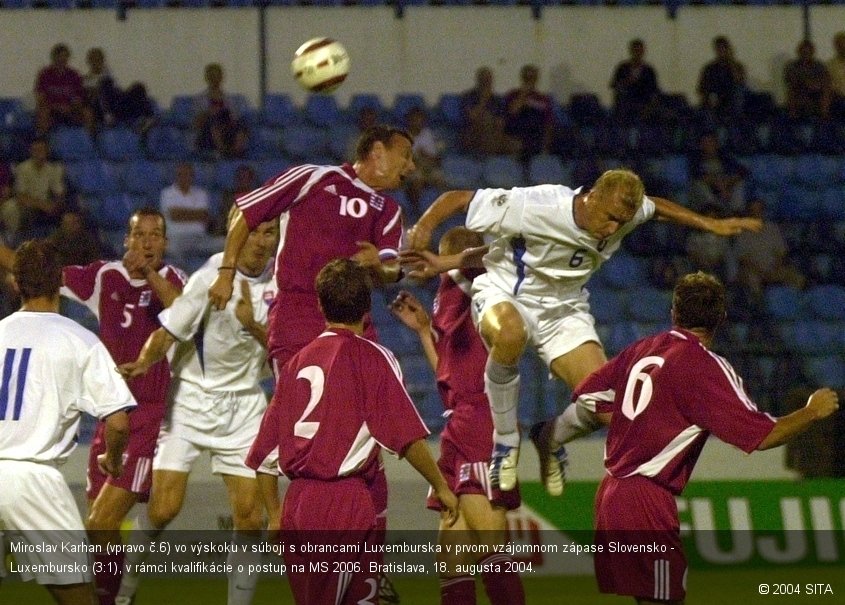 Miroslav Karhan (vpravo č.6) vo výskoku v súboji s obrancami Luxemburska v prvom vzájomnom zápase Slovensko - Luxembursko (3:1), v rámci kvalifikácie o postup na MS 2006. Bratislava, 18. augusta 2004.