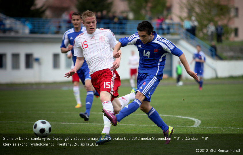 Stanislav Danko strieľa vyrovnávajúci gól v zápase turnaja Tipos Slovakia Cup 2012 medzi Slovenskom "18" a Dánskom "18", ktorý sa skončil výsledkom 1:3. Piešťany, 24. apríla 2012.