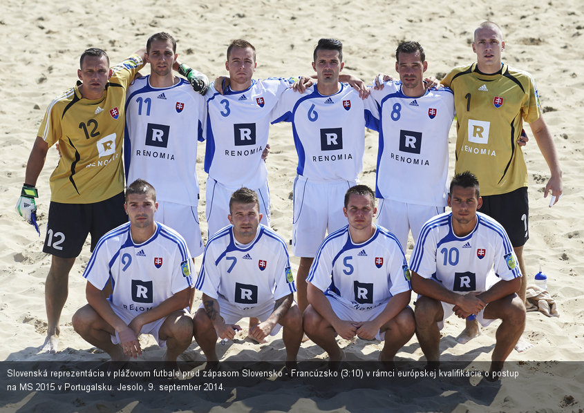 Slovenská reprezentácia v plážovom futbale pred zápasom Slovensko - Francúzsko (3:10) v rámci európskej kvalifikácie o postup na MS 2015 v Portugalsku. Jesolo, 9. september 2014.