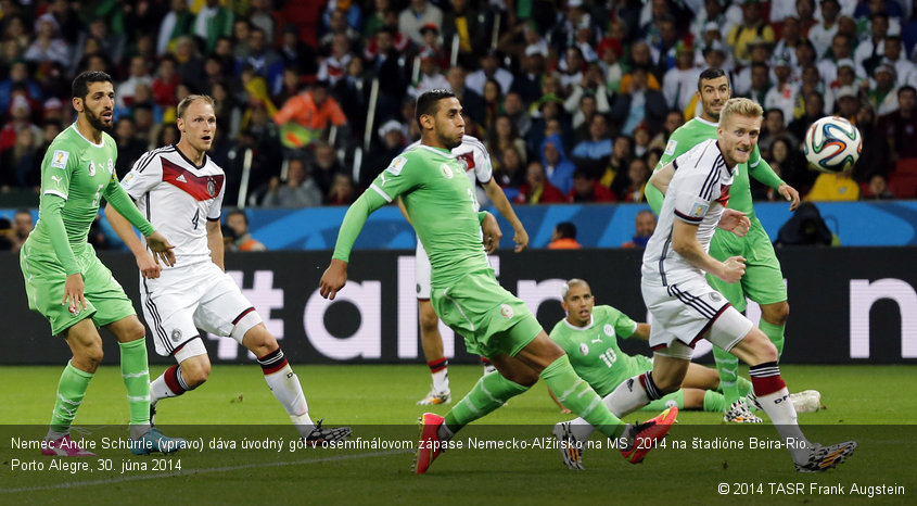 Nemec Andre Schürrle (vpravo) dáva úvodný gól v osemfinálovom zápase Nemecko-Alžírsko na MS  2014 na štadióne Beira-Rio. Porto Alegre, 30. júna 2014