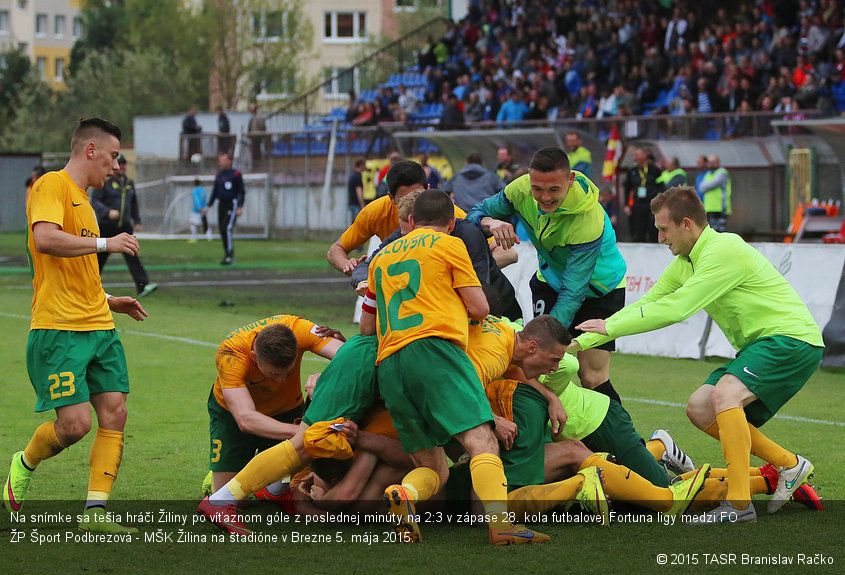 Na snímke sa tešia hráči Žiliny po víťaznom góle z poslednej minúty na 2:3 v zápase 28. kola futbalovej Fortuna ligy medzi FO ŽP Šport Podbrezová - MŠK Žilina na štadióne v Brezne 5. mája 2015.