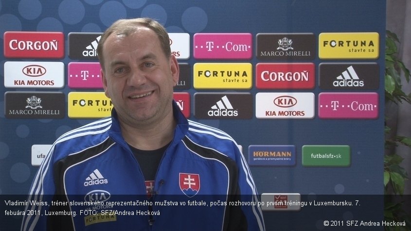 Vladimír Weiss, tréner slovenského reprezentačného mužstva vo futbale, počas rozhovoru po prvom tréningu v Luxembursku. 7. febuára 2011, Luxemburg. FOTO: SFZ/Andrea Hecková