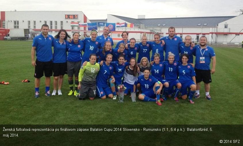 Ženská futbalová reprezentácia po finálovom zápase Balaton Cupu 2014 Slovensko - Rumunsko (1:1, 5:4 p.k.). Balatonfüréd, 5. máj 2014.