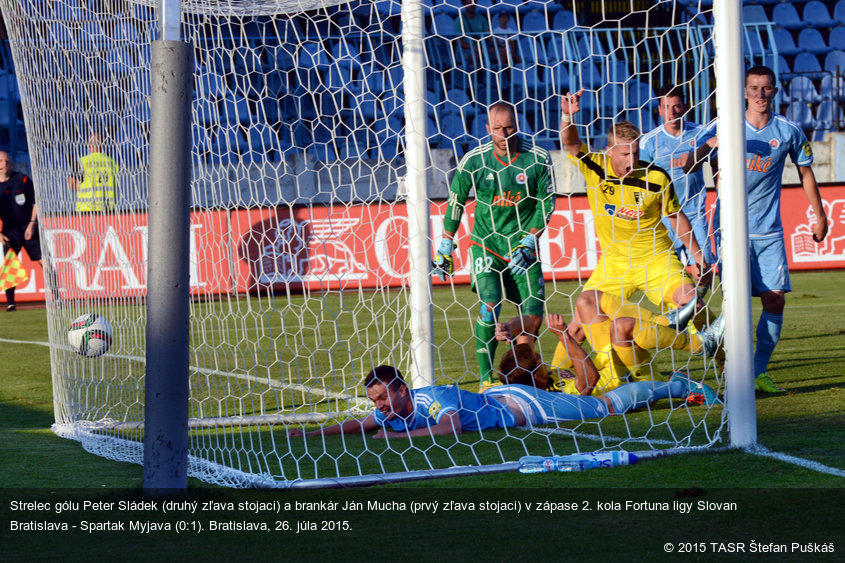 Strelec gólu Peter Sládek (druhý zľava stojaci) a brankár Ján Mucha (prvý zľava stojaci) v zápase 2. kola Fortuna ligy Slovan Bratislava - Spartak Myjava (0:1). Bratislava, 26. júla 2015.