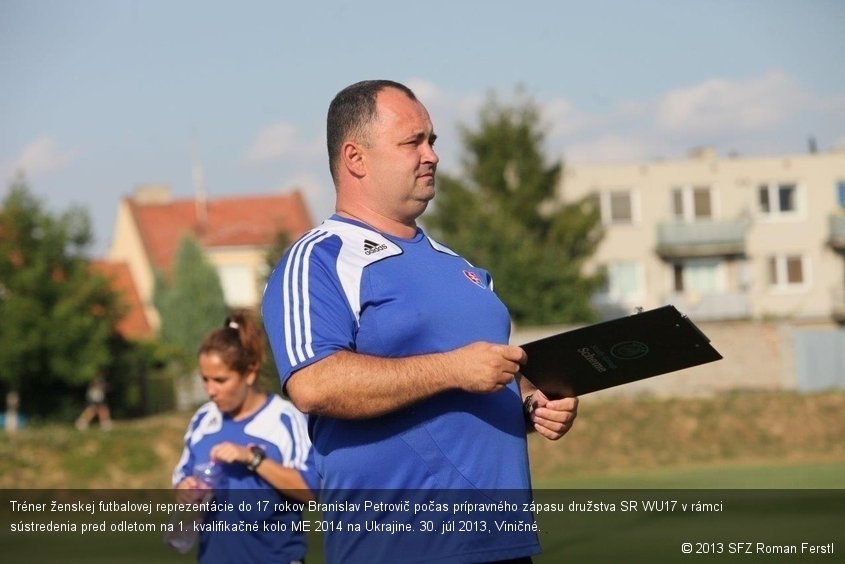 Tréner ženskej futbalovej reprezentácie do 17 rokov Branislav Petrovič počas prípravného zápasu družstva SR WU17 v rámci sústredenia pred odletom na 1. kvalifikačné kolo ME 2014 na Ukrajine. 30. júl 2013, Viničné.