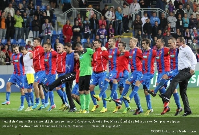 Futbalisti Plzne (vrátane slovenských reprezentantov Čišovského, Bakoša, Kozáčika a Ďuriša) sa tešia po skončení prvého zápasu playoff Ligy majstrov medzi FC Viktoria Plzeň a NK Maribor 3:1.  Plzeň, 20. august 2013.