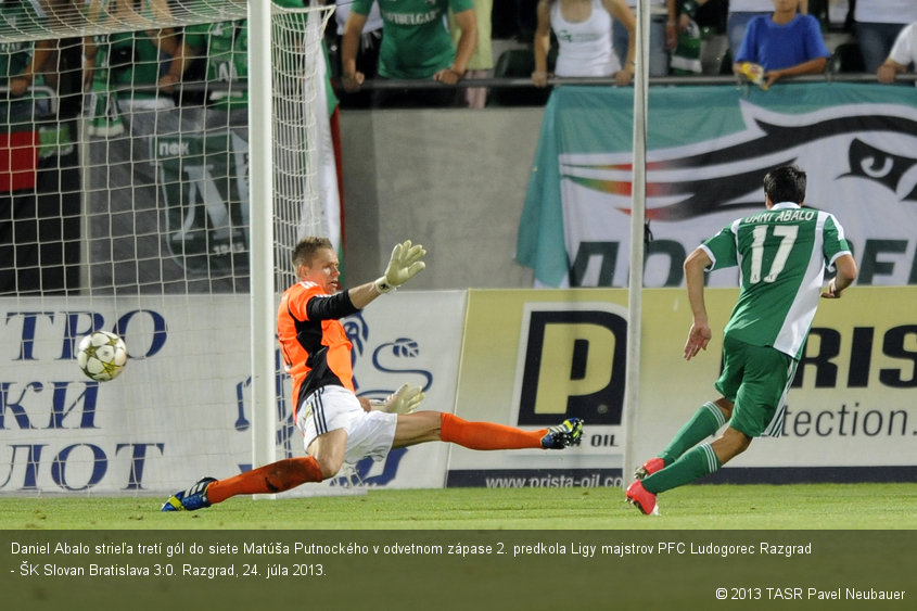 Daniel Abalo strieľa tretí gól do siete Matúša Putnockého v odvetnom zápase 2. predkola Ligy majstrov PFC Ludogorec Razgrad - ŠK Slovan Bratislava 3:0. Razgrad, 24. júla 2013.