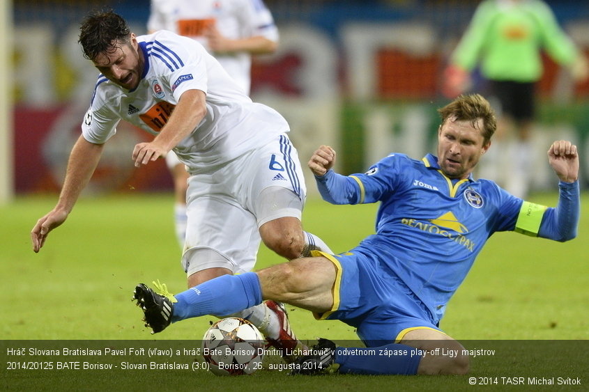 Hráč Slovana Bratislava Pavel Fořt (vľavo) a hráč Bate Borisov Dmitrij Lichartovič v odvetnom zápase play-off Ligy majstrov 2014/20125 BATE Borisov - Slovan Bratislava (3:0).  Borisov, 26. augusta 2014.