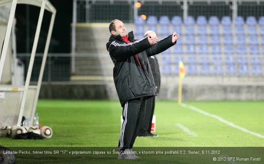 Ladislav Pecko, tréner tímu SR "17" v prípravnom zápase so Švajčiarskom, v ktorom sme podľahli 0:2. Senec, 6.11.2012