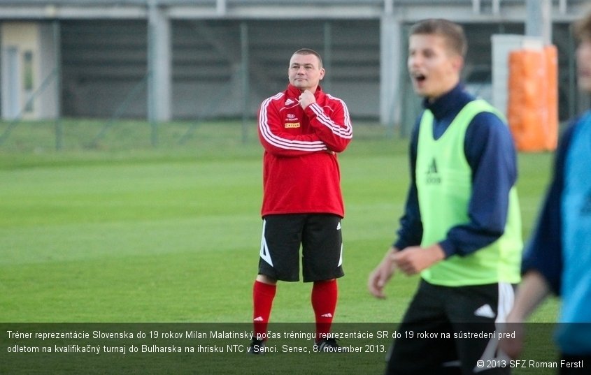 Tréner reprezentácie Slovenska do 19 rokov Milan Malatinský počas tréningu reprezentácie SR do 19 rokov na sústredení pred odletom na kvalifikačný turnaj do Bulharska na ihrisku NTC v Senci. Senec, 8. november 2013.