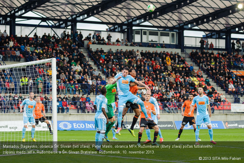 Mamadou Bagayoko, obranca ŠK Slovan (tetí zľava), Peter Maslo, obranca MFK Ružomberok (štvrtý zľava) počas futbalového zápasu medzi MFK Ružomberok a ŠK Slovan Bratislava. Ružomberok, 10. november 2013.