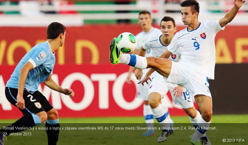 Tomáš Vestenický v súboji o loptu v zápase osemfinále MS do 17 rokov medzi Slovenskom a Uruguajom 2:4. Ras Al Khaimah, 29. október 2013.