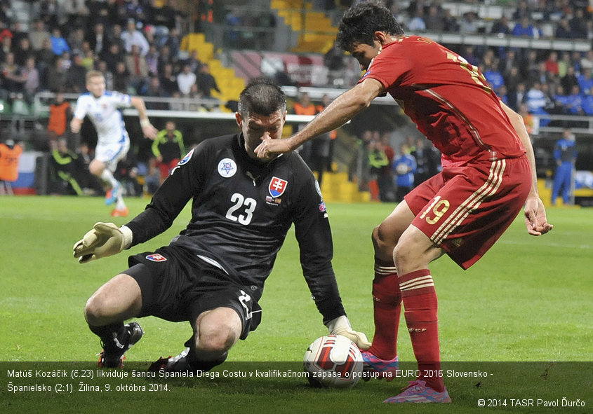 Matúš Kozáčik (č.23) likviduje šancu Španiela Diega Costu v kvalifikačnom zápase o postup na EURO 2016 Slovensko - Španielsko (2:1). Žilina, 9. októbra 2014.