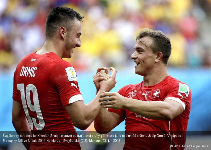 Švajčiarsky stredopoliar Xherdan Shaqiri (vpravo) oslavuje svoj druhý gól, vľavo jeho spoluhráč v útoku Josip Drmič. V zápase E-skupiny MS vo futbale 2014 Honduras - Švajčiarsko (0:3). Manaus, 23. jún 2013.