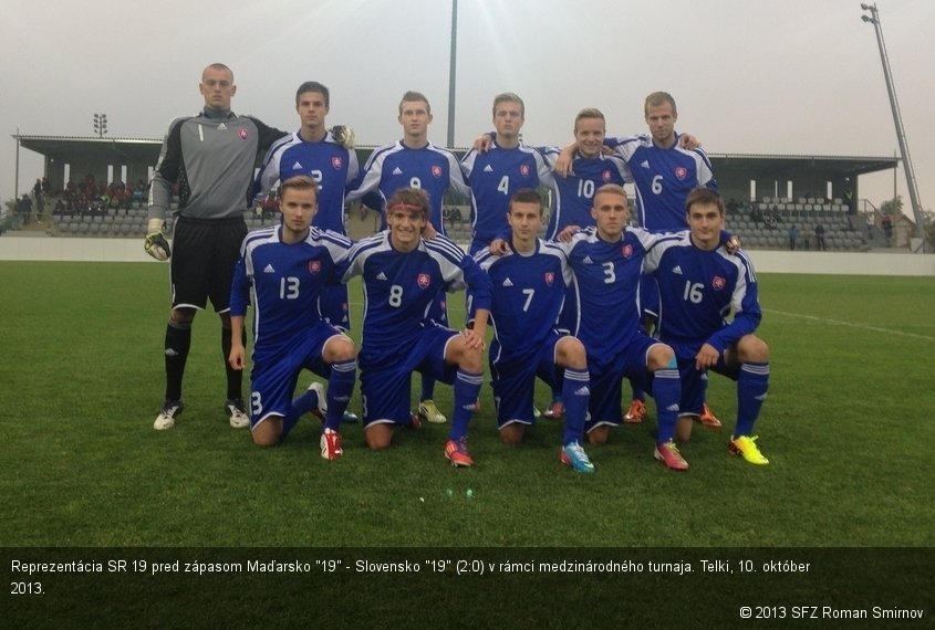 Reprezentácia SR 19 pred zápasom Maďarsko "19" - Slovensko "19" (2:0) v rámci medzinárodného turnaja. Telki, 10. október 2013.