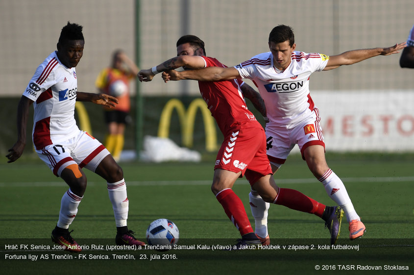 Hráč FK Senica Jose Antonio Ruiz (uprostred) a Trenčania Samuel Kalu (vľavo) a Jakub Holúbek v zápase 2. kola futbalovej Fortuna ligy AS Trenčín - FK Senica. Trenčín,  23. júla 2016.